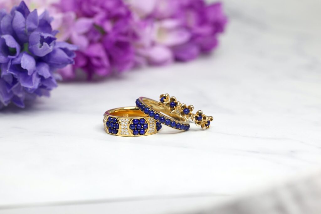 White gold ring with blue sapphire and diamonds - Clemencia Peris